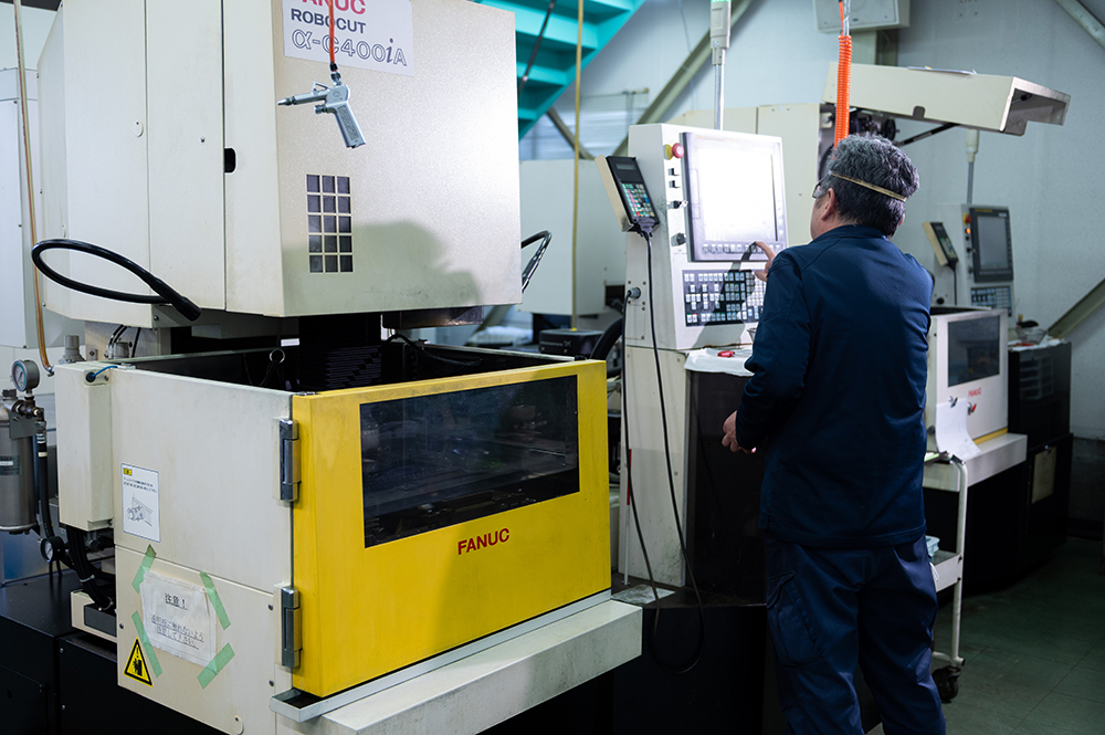 ワイヤー放電加工機